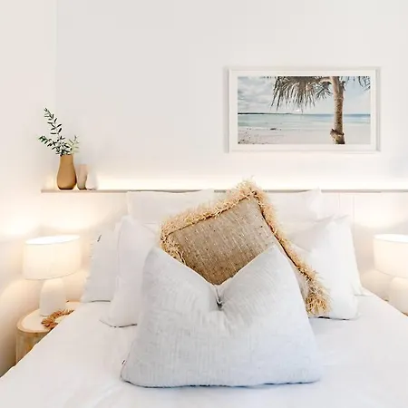 Coastal Luxe Suite With Pool ~ Walk To Noosa River Noosaville Exterior photo