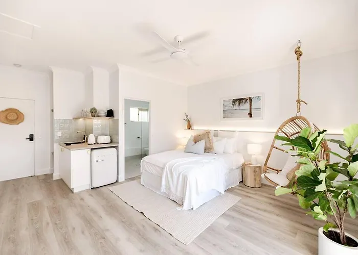 Coastal Luxe Suite With Pool ~ Walk To Noosa River